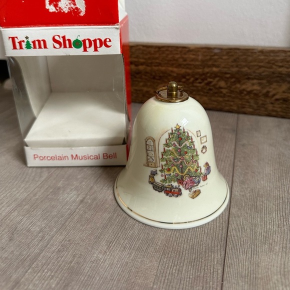 Vintage Christmas Bell Music Box - Stille Nacht/Silent Night
Porcelain with box - Picture 5 of 16